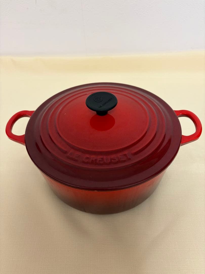 Le Creuset 赤い鋳鉄鍋 22cm
