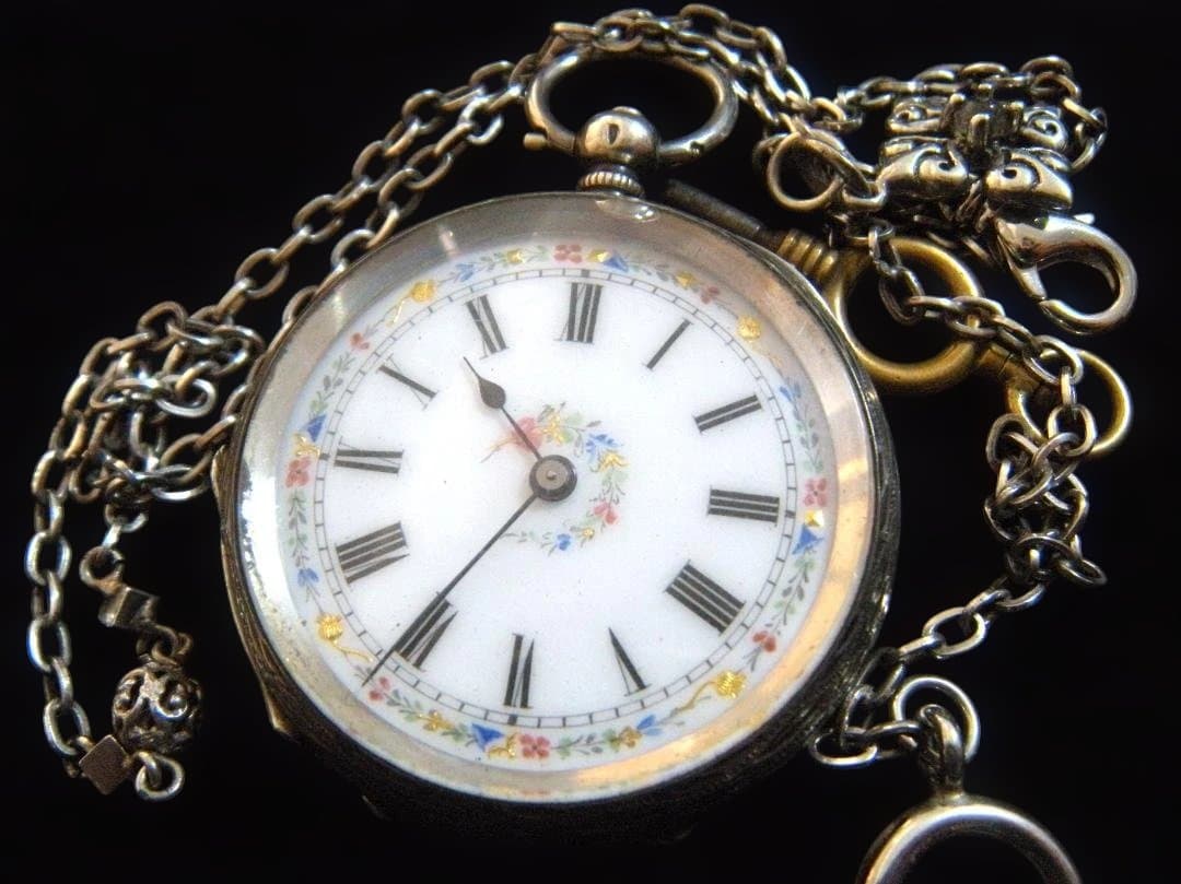 ★整備済！★アンティーク懐中時計　動作品　純銀製　きれいな装飾文字盤　鎖付き★