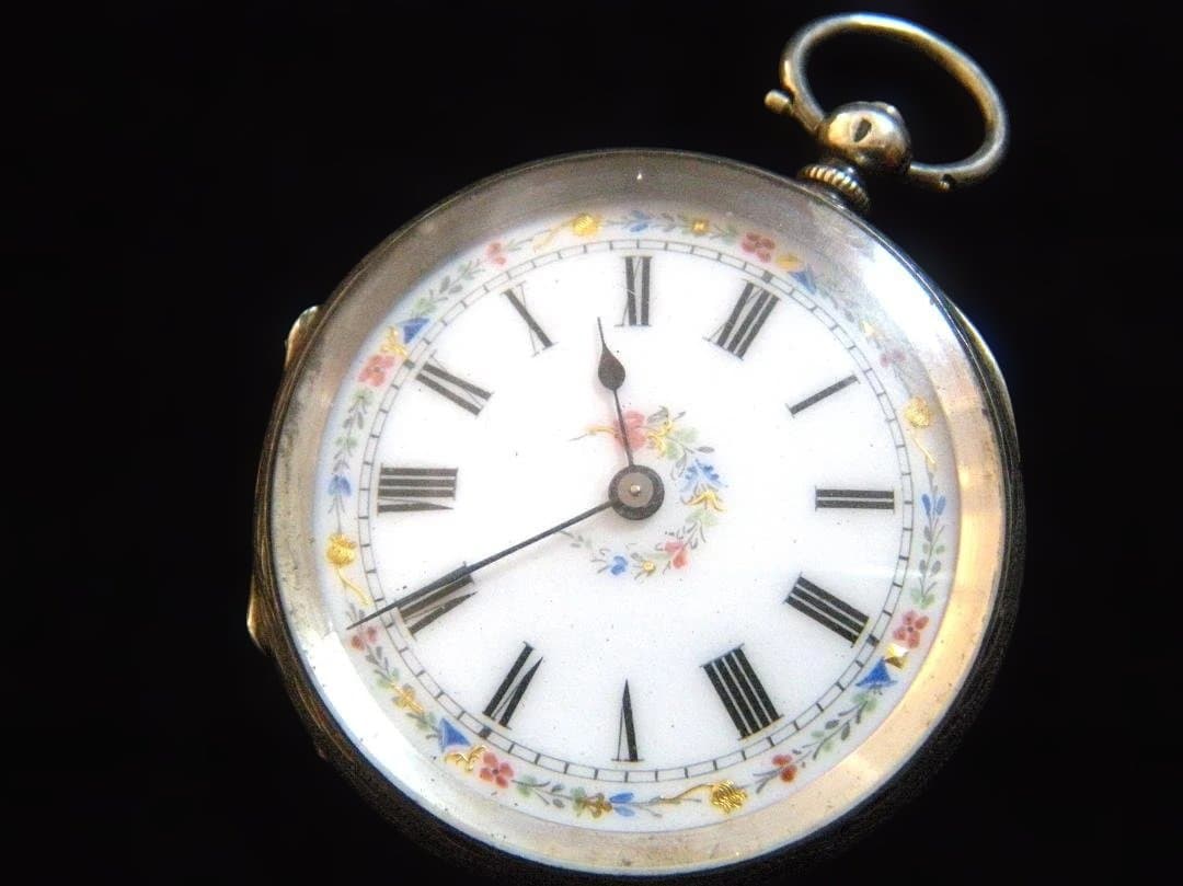 ★整備済！★アンティーク懐中時計　動作品　純銀製　きれいな装飾文字盤　鎖付き★