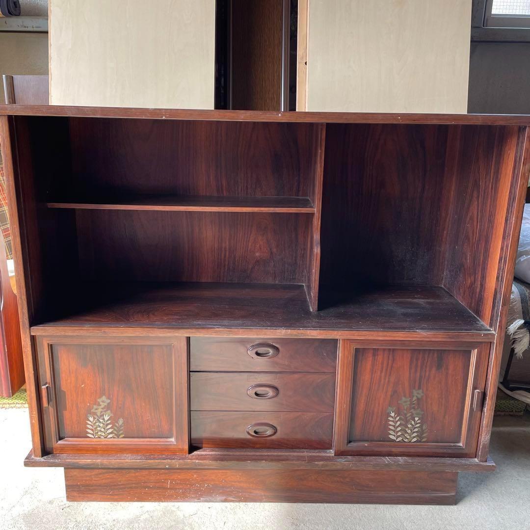 木製ダークブラウンキャビネット ガラス扉付き