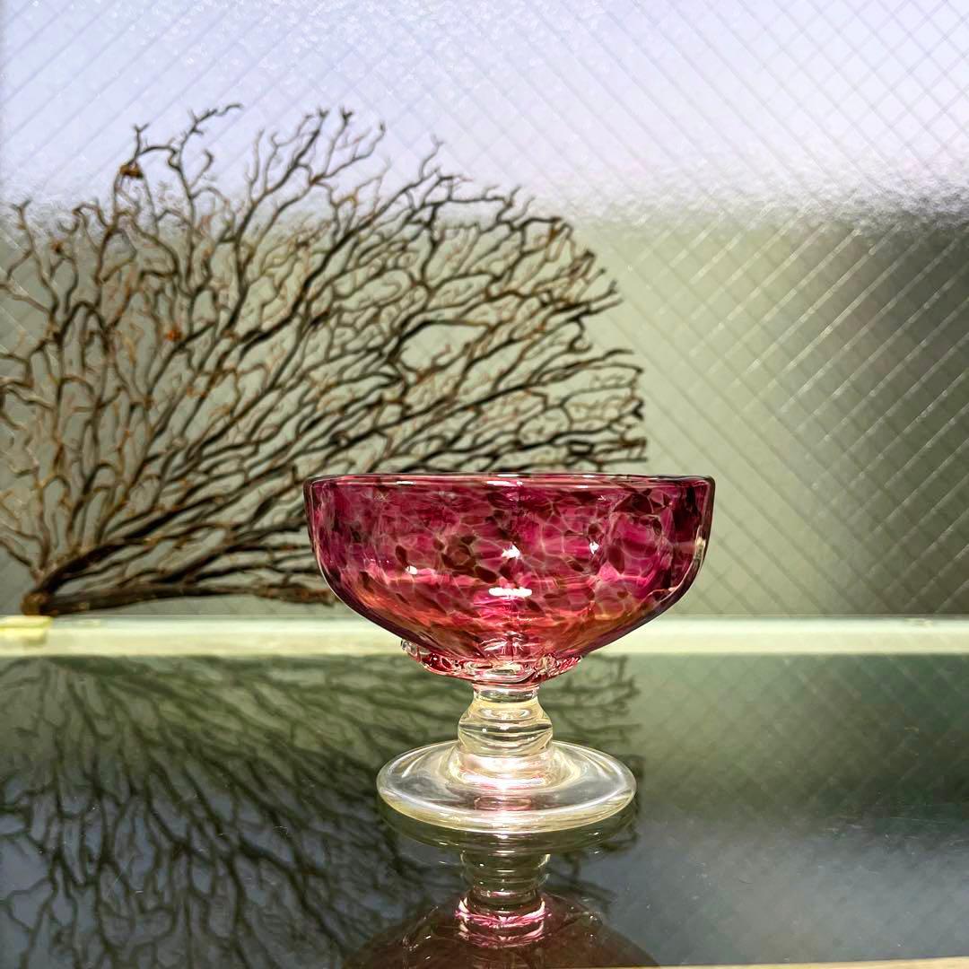 骨董　時代ガラス　希少　金赤色吹雪変わり紋　手裏剣脚付　氷コップ１客 ウラン