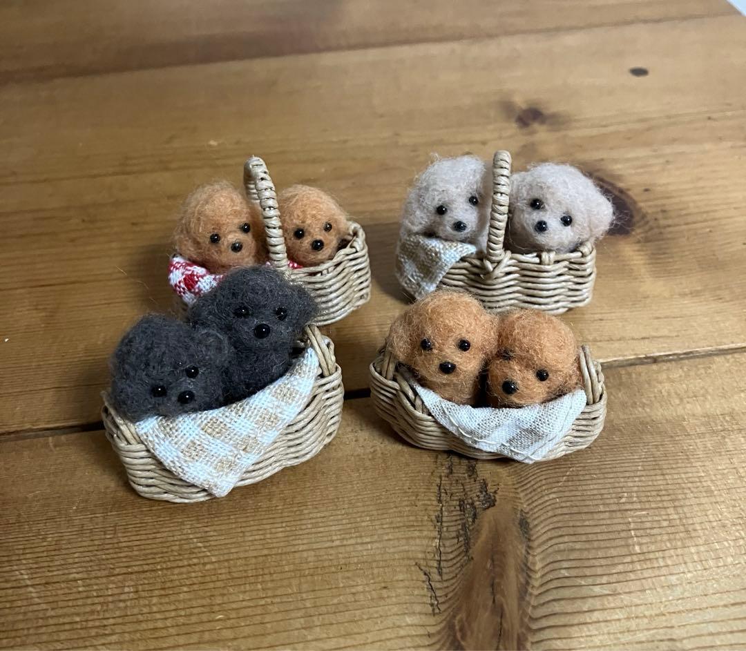 羊毛フェルト　ミニバスケットに入ったトイプードル　見本