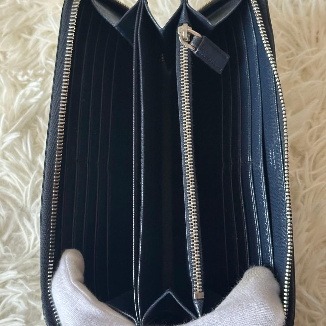 プラダ ラウンドジップ 長財布 サフィアーノレザー 型押し ネイビー ロゴ