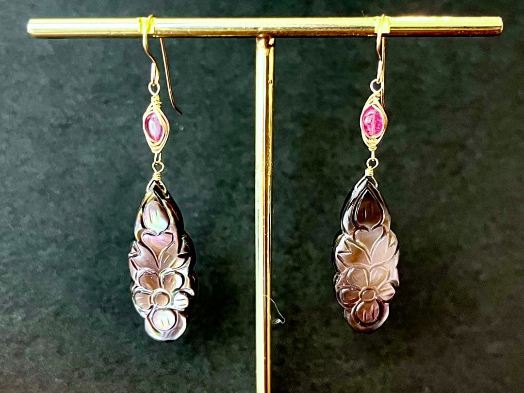 はる田です ブラックマザオパ×オニキスのカービングタブレット