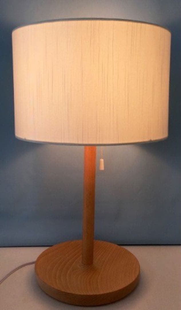 シンプルなデザイン。シェードの上下からこぼれるナチュラルな光。シンプルな照明。