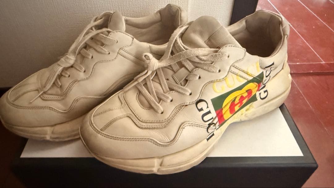 GUCCI ロゴ入り ベージュ スニーカー