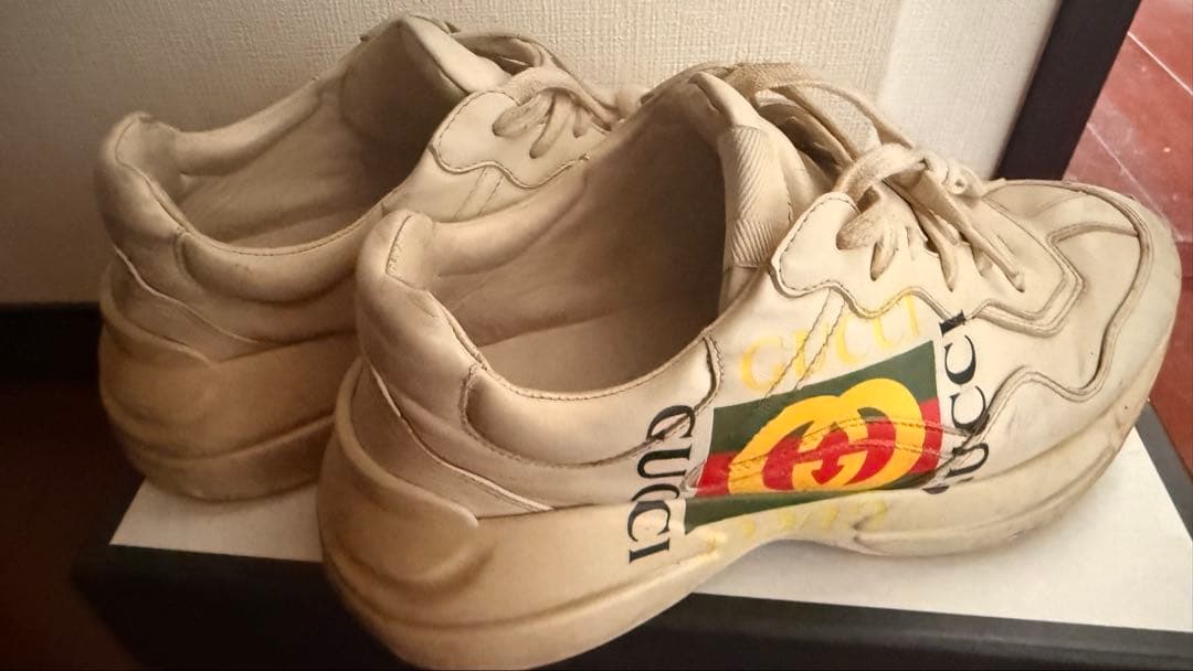 GUCCI ロゴ入り ベージュ スニーカー