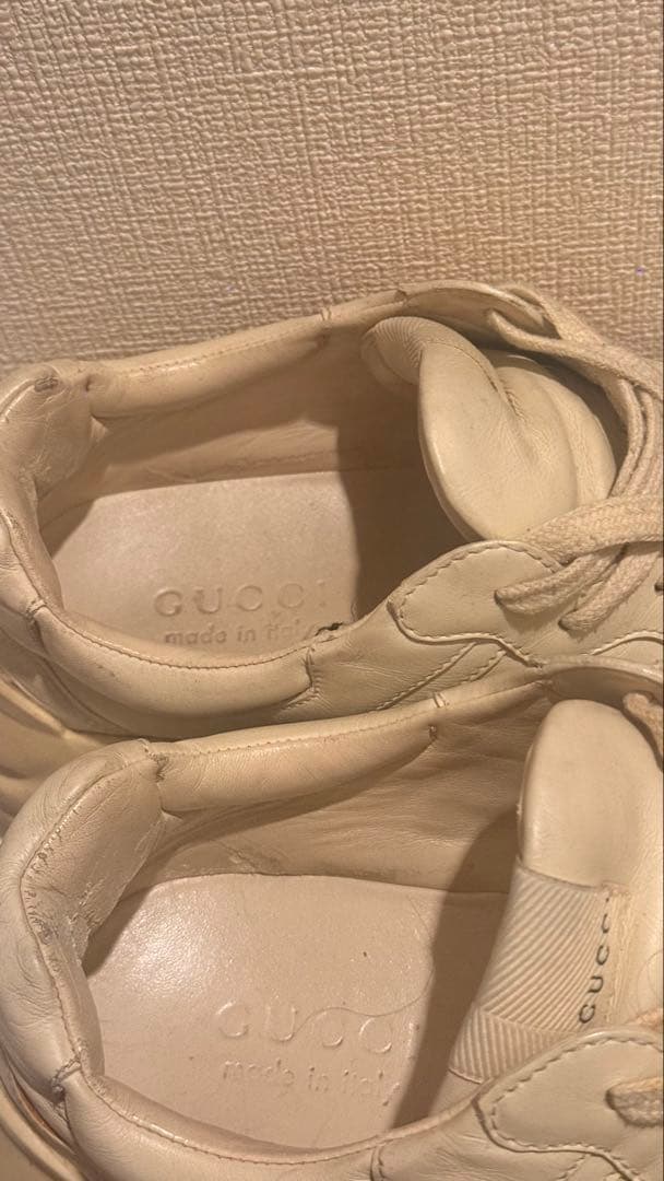 GUCCI ロゴ入り ベージュ スニーカー