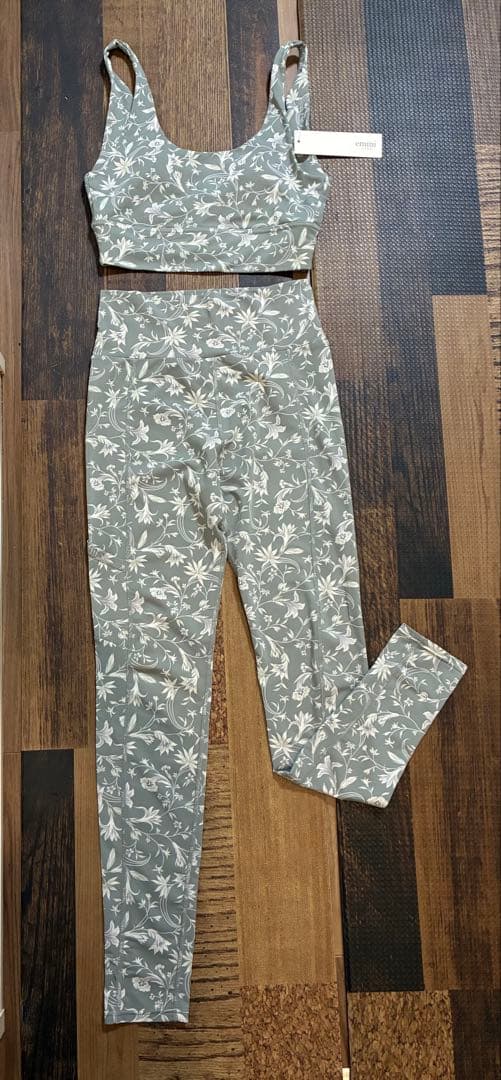 極美　emmi yoga エミヨガ　ヨガウェア　スモークグリーン　M