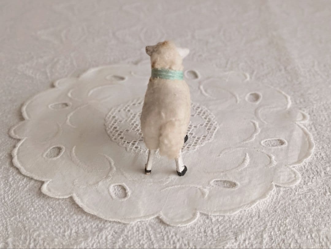 * antique sheep ✵ * 水色リボンと鈴をつけた小さな 羊さん
