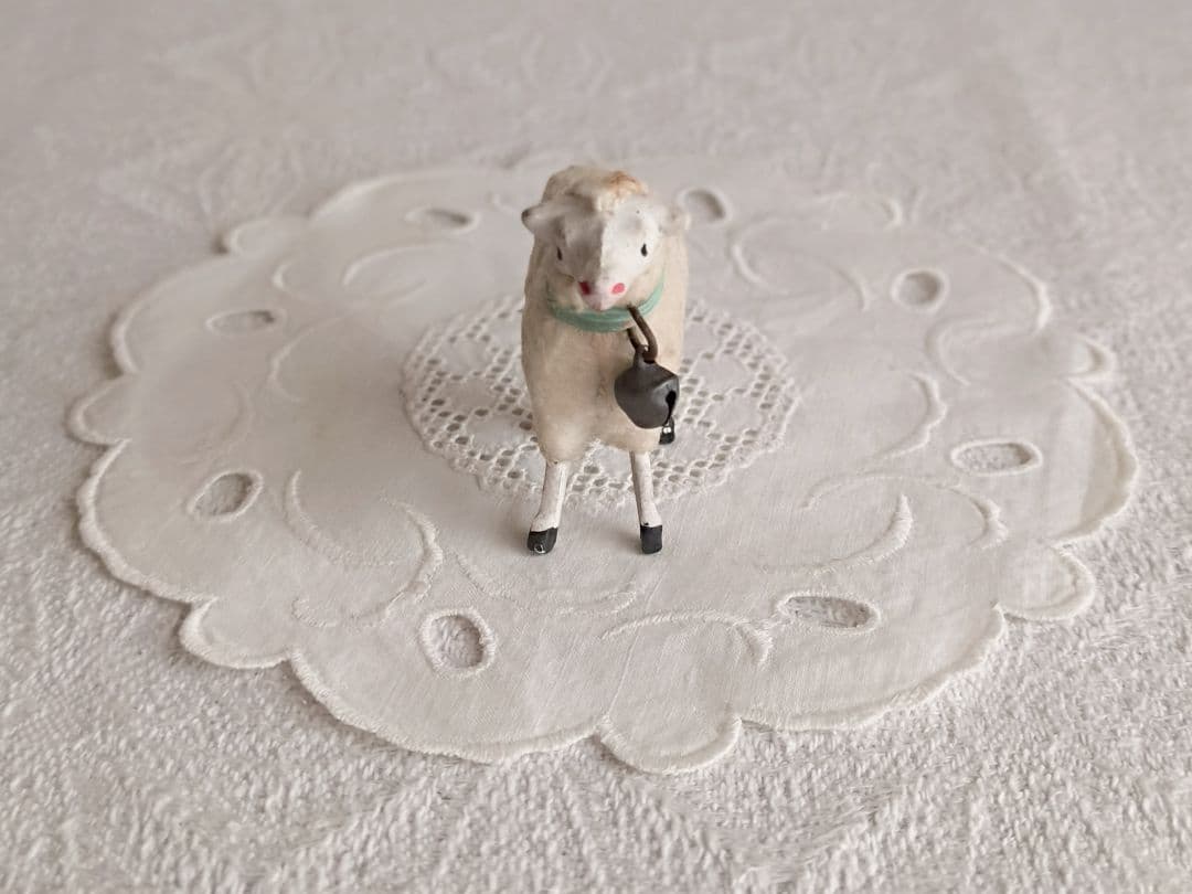 * antique sheep ✵ * 水色リボンと鈴をつけた小さな 羊さん