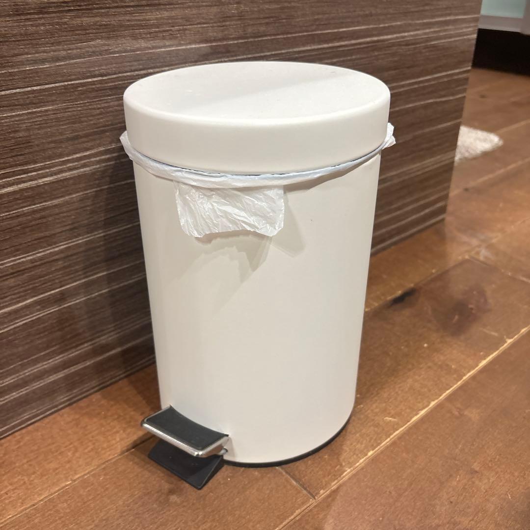 ホワイト円筒形ごみ箱（ペダル付き）