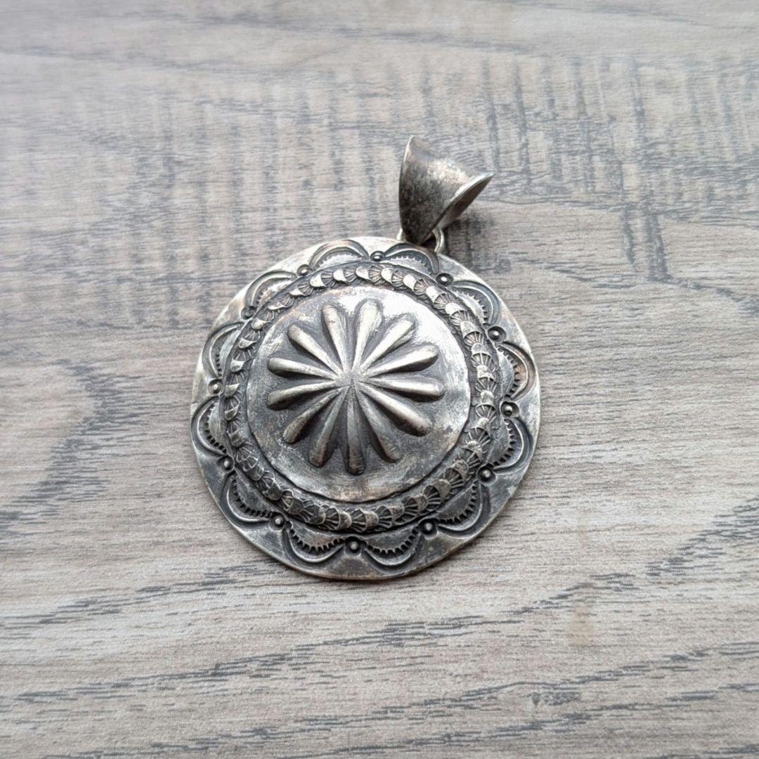 ハンドメイドのシルバーコンチョ　オールドスタイル　インディアンジュエリー風