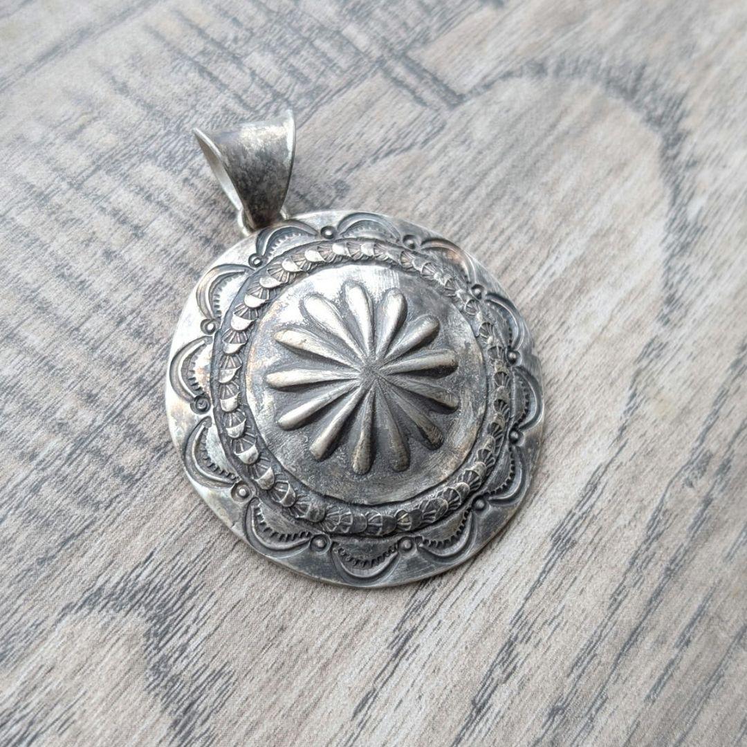 ハンドメイドのシルバーコンチョ　オールドスタイル　インディアンジュエリー風