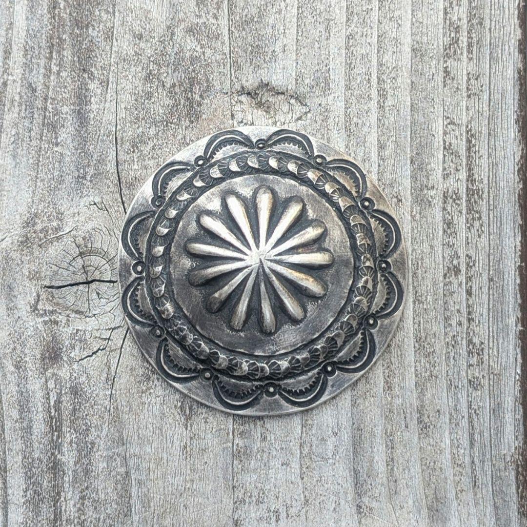 ハンドメイドのシルバーコンチョ　オールドスタイル　インディアンジュエリー風