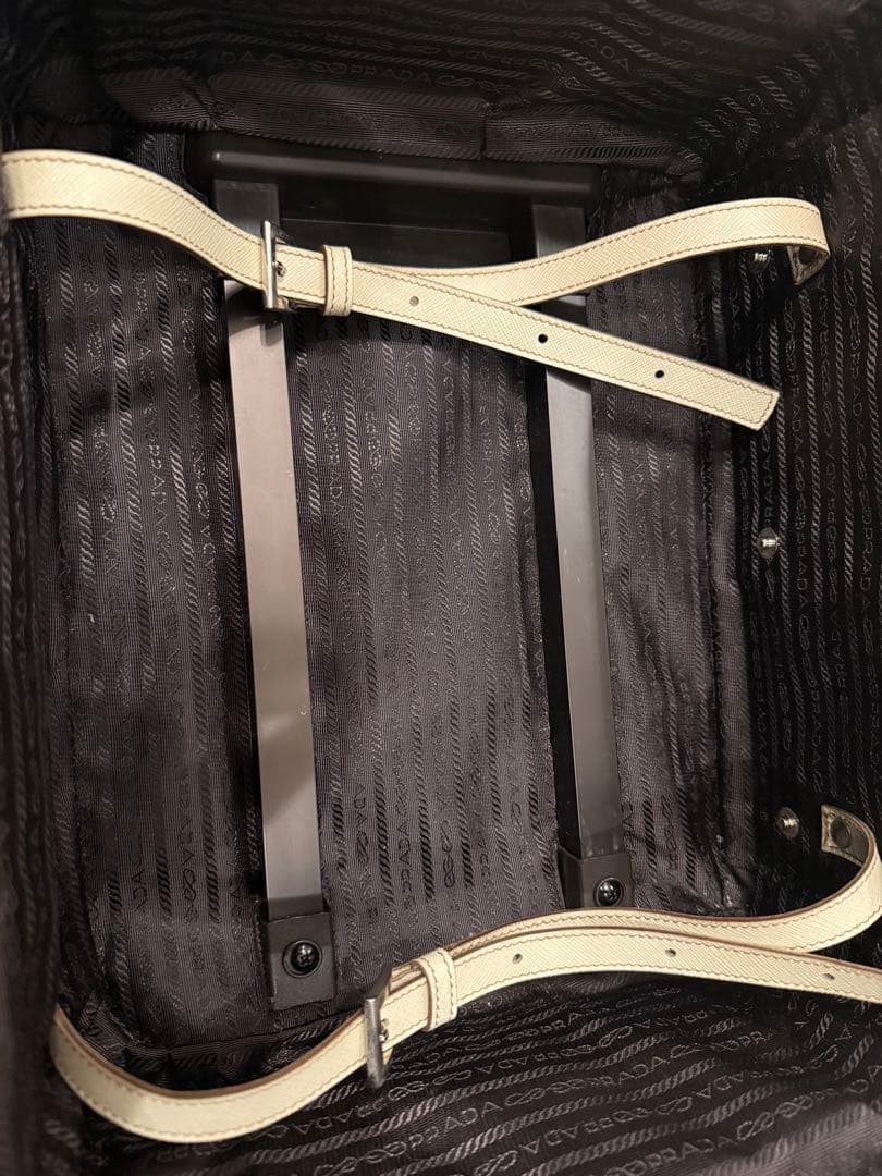 PRADA ホワイト キャリーケース