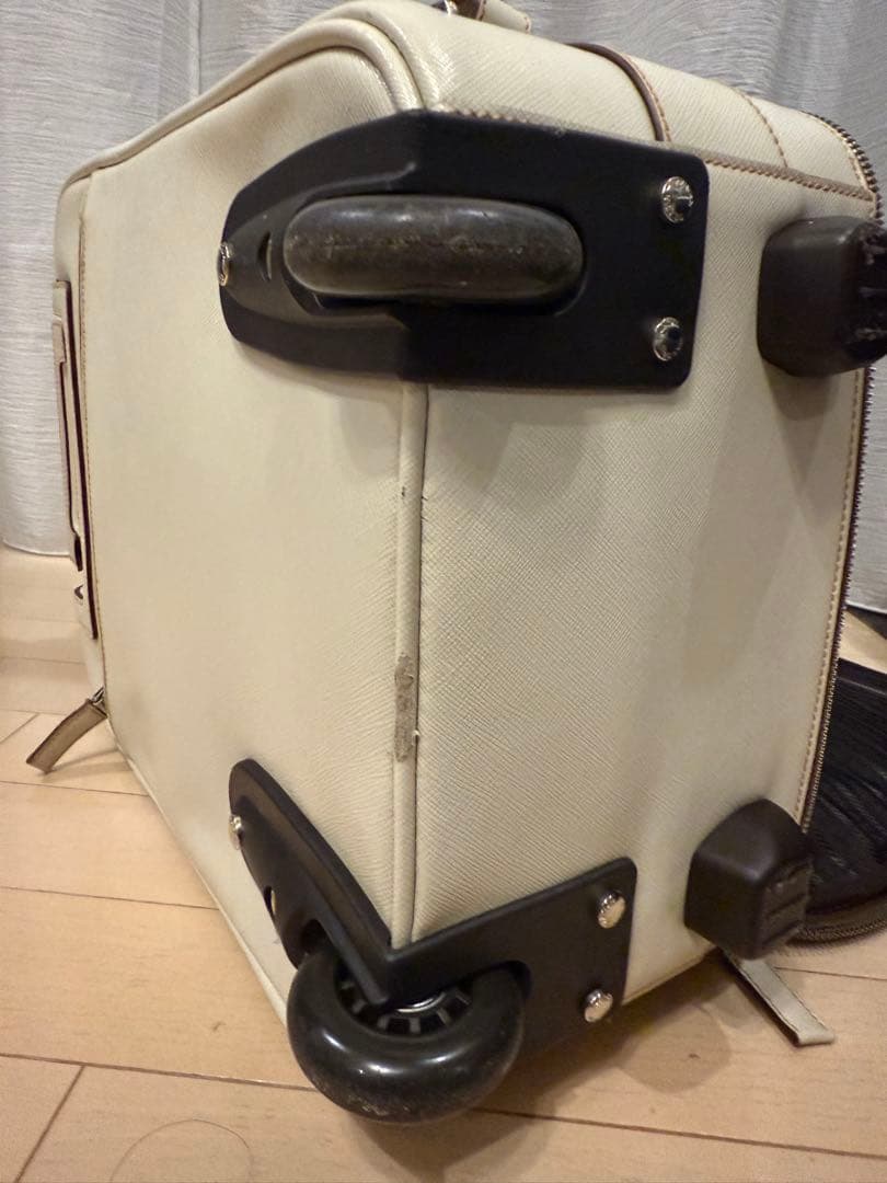 PRADA ホワイト キャリーケース