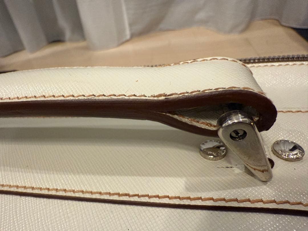 PRADA ホワイト キャリーケース