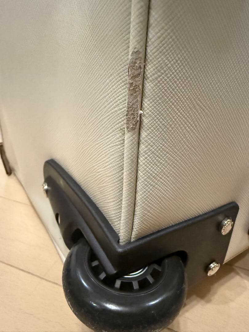 PRADA ホワイト キャリーケース