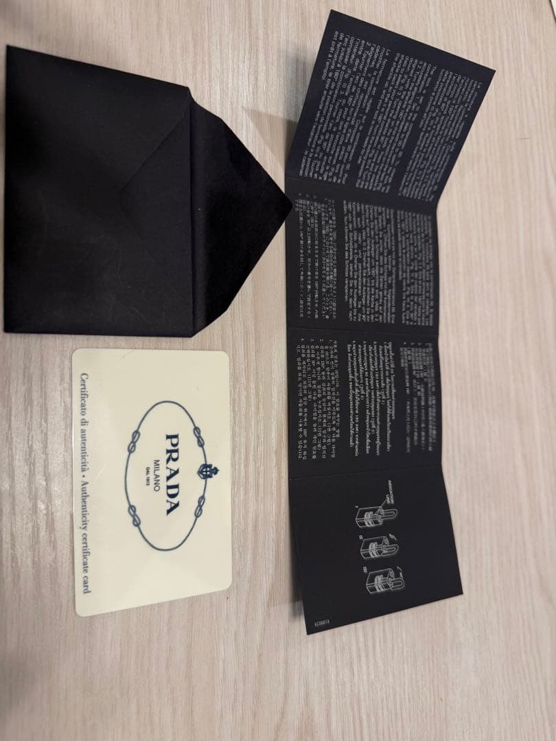 PRADA ホワイト キャリーケース