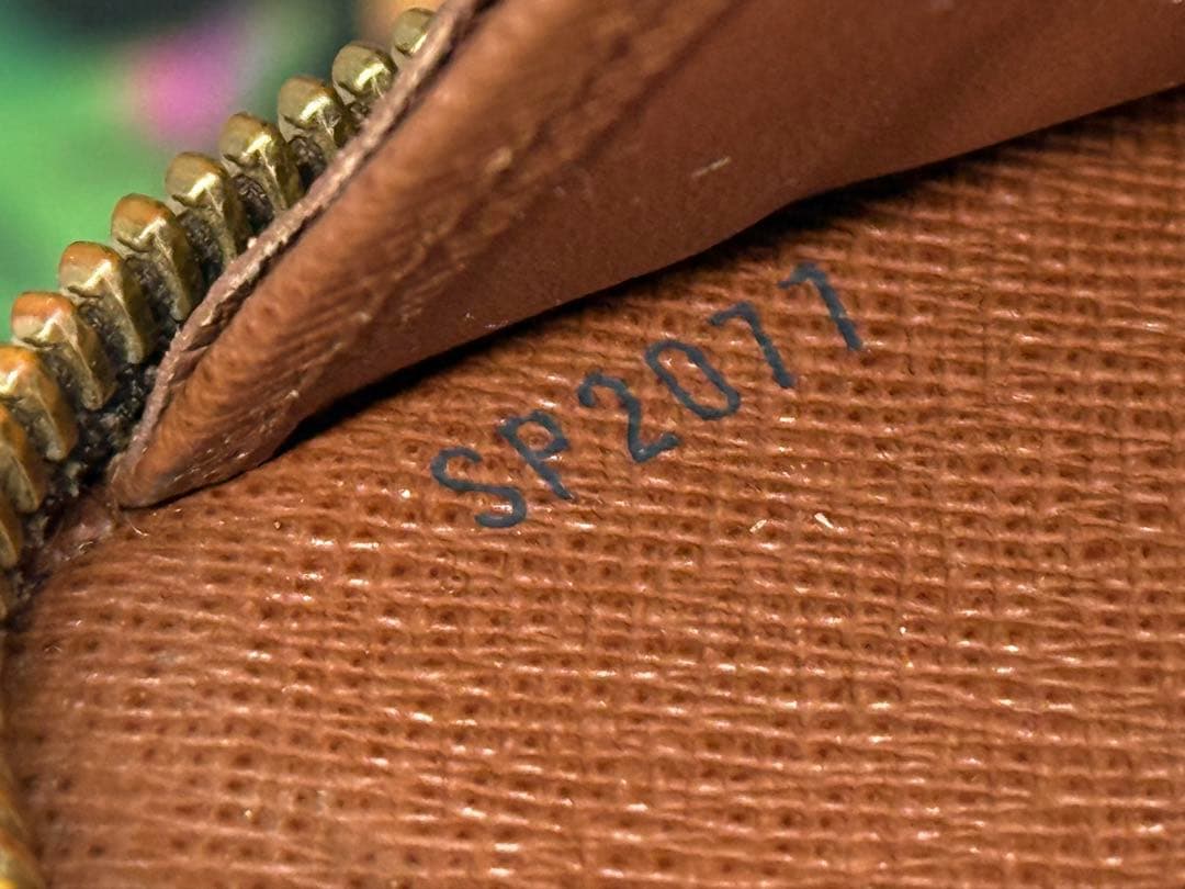 LOUIS VUITTONルイヴィトン　ジッピーウォレット長財布