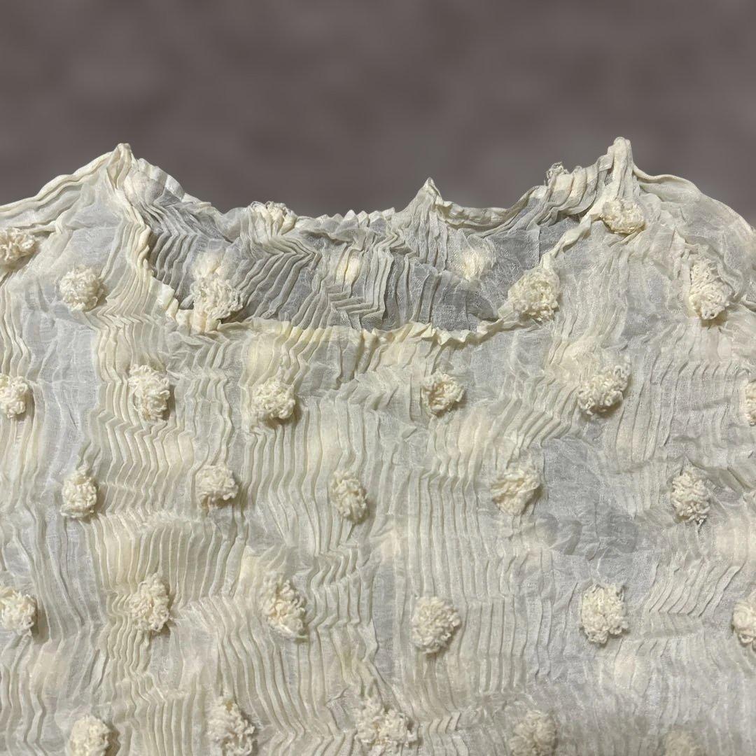 ISSEY MIYAKE イッセイミヤケ　オフホワイトのトップス　半袖シャツ