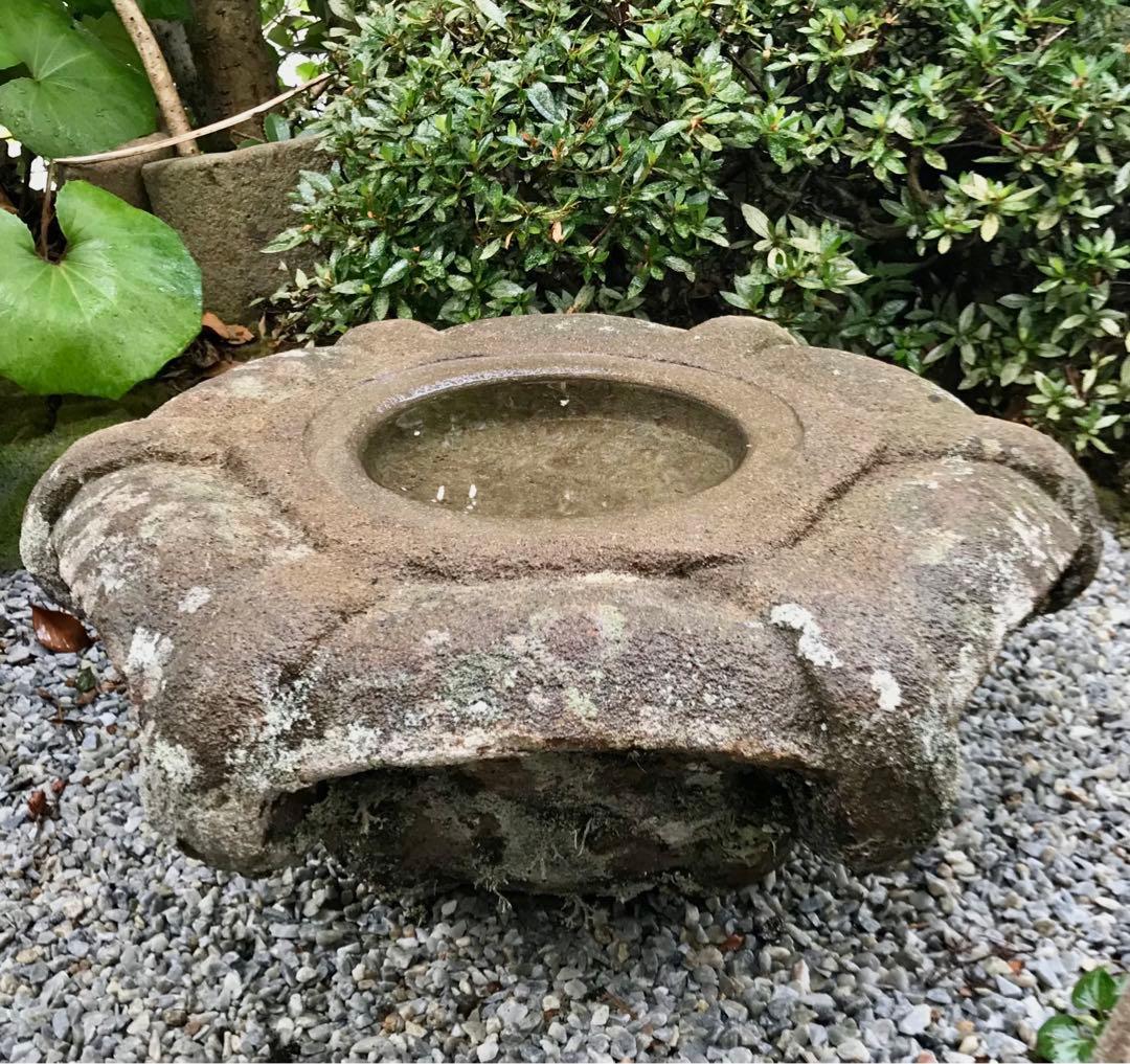 【天然石・蹲・見立て笠型水鉢・手水鉢・庭石３６kg】庭石オブジェ箱庭バードバス