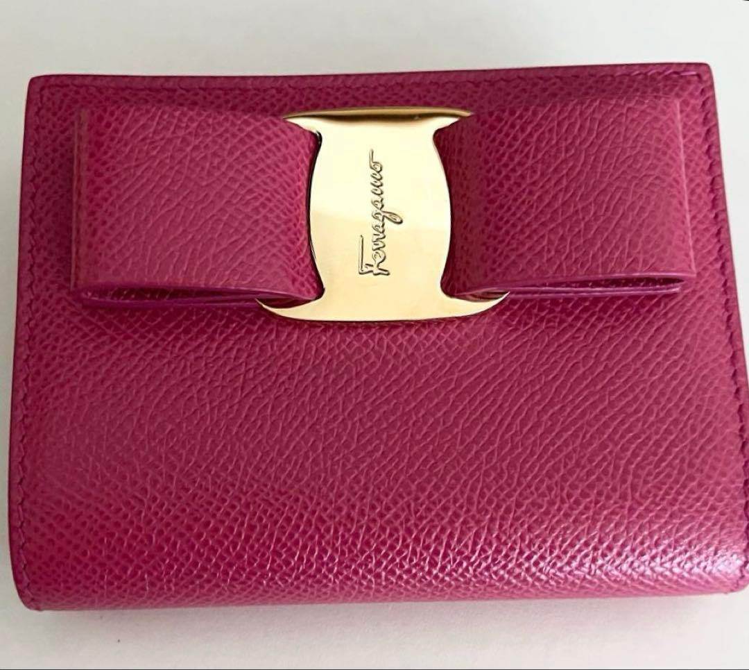 【極美品】フェラガモ　ヴァラ　リボン　二つ折り 財布