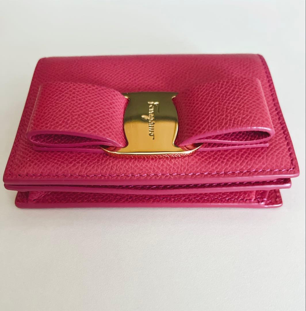 【極美品】フェラガモ　ヴァラ　リボン　二つ折り 財布