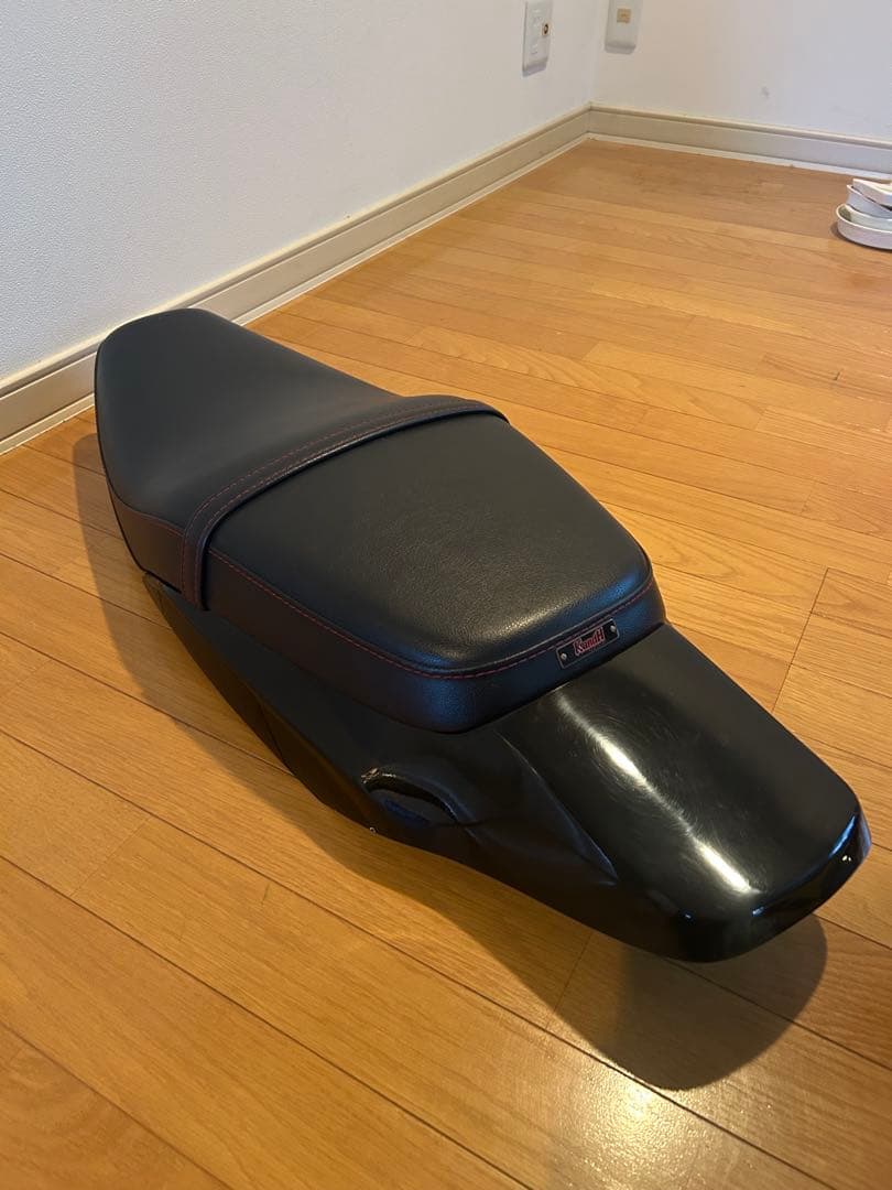 ハーレーXR1200用 K＆Hバイクシート 黒色 取り付けブラケット付き