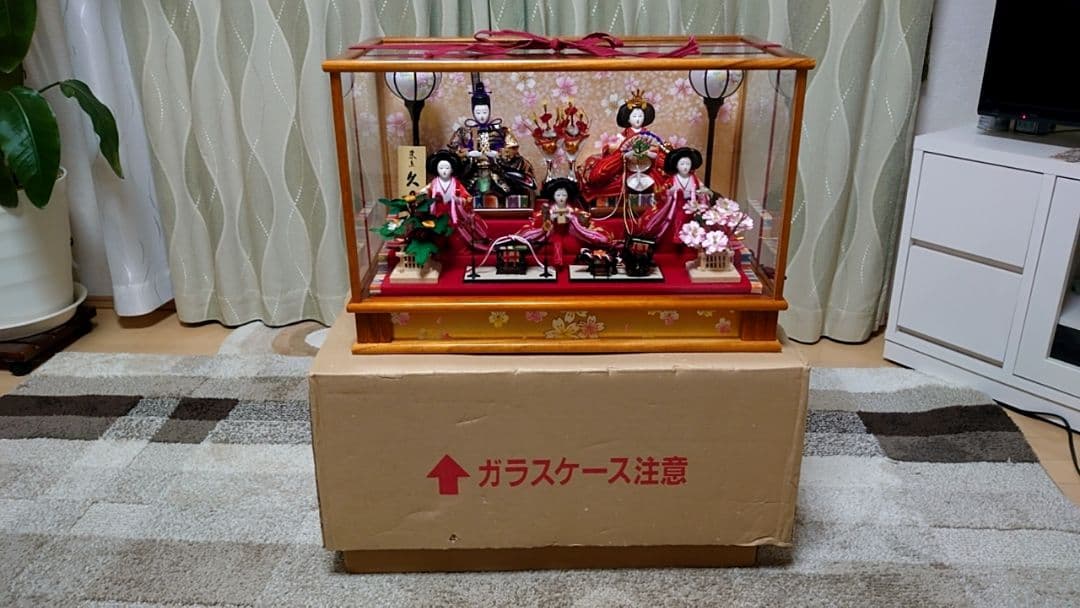 伝統的な雛人形 ガラスケース付き