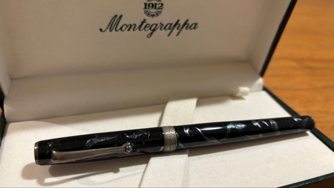 新品箱入りMontegrappa 万年筆 黒 マーブル模様