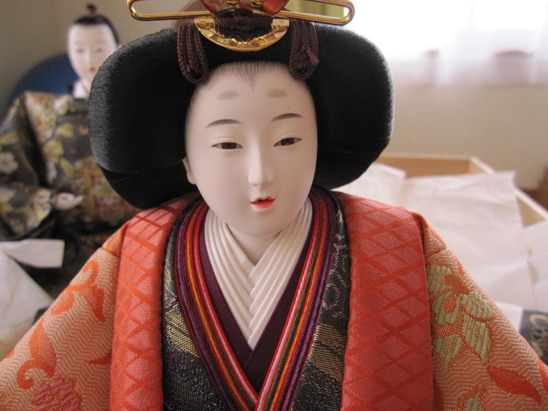 ② 雛人形　七段飾り（雛人形、御屛風、毛氈）