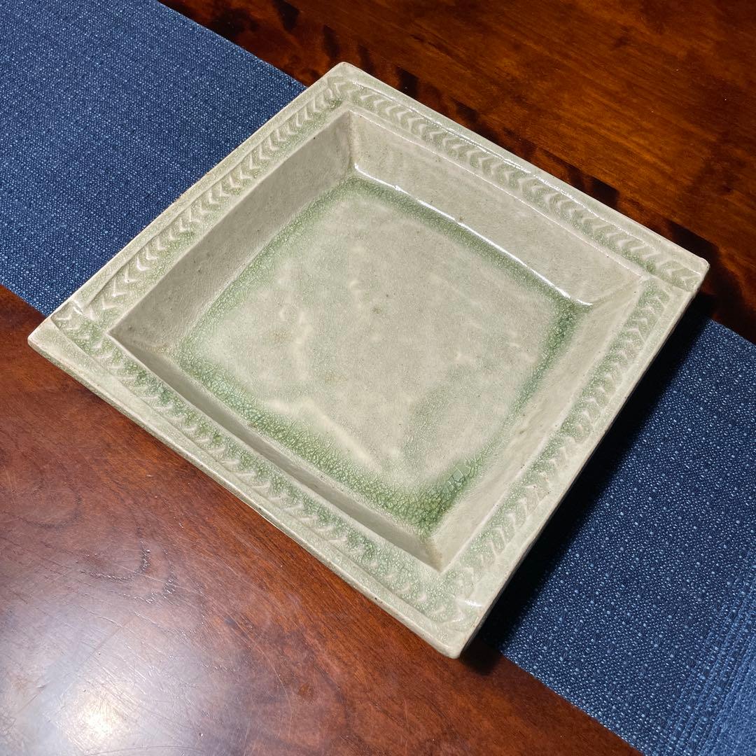 出西窯多々納弘光氏作の装飾的な四角形皿 緑がかったベージュ