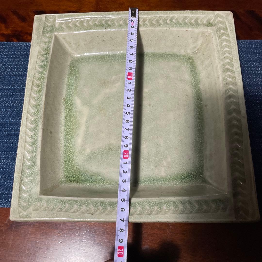 出西窯多々納弘光氏作の装飾的な四角形皿 緑がかったベージュ