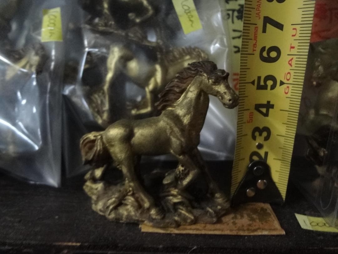 2026年干支・午　開運縁起物金色の馬の彫刻９体セット 　何事もうまくいく・・