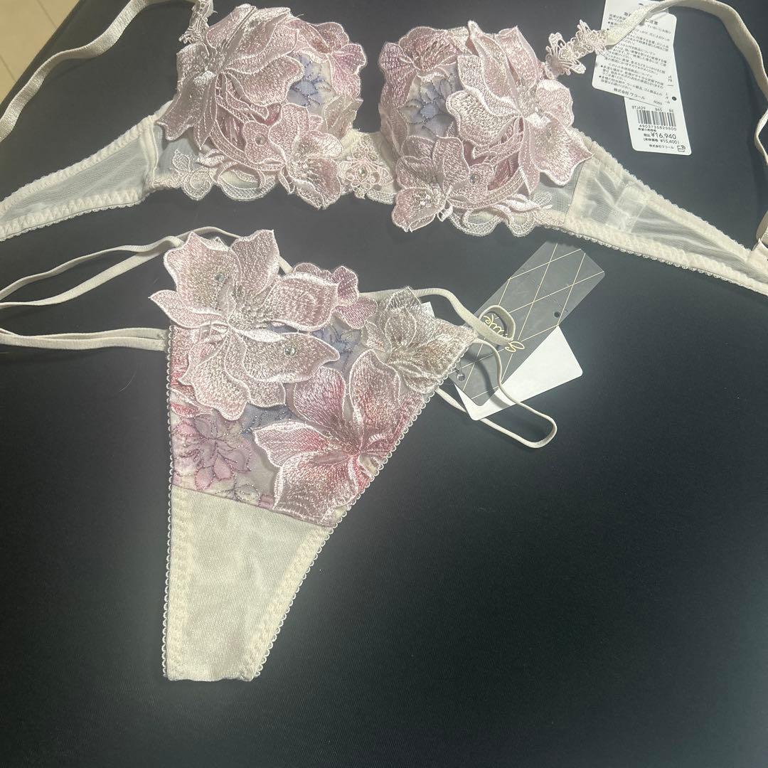 サルート　花柄刺繍ブラジャーショーツセット B65