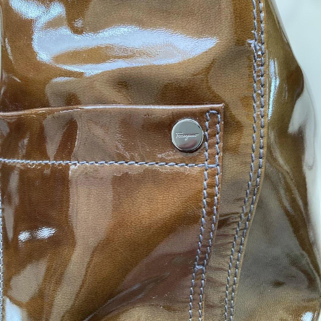 フェラガモ エナメルトートバッグ