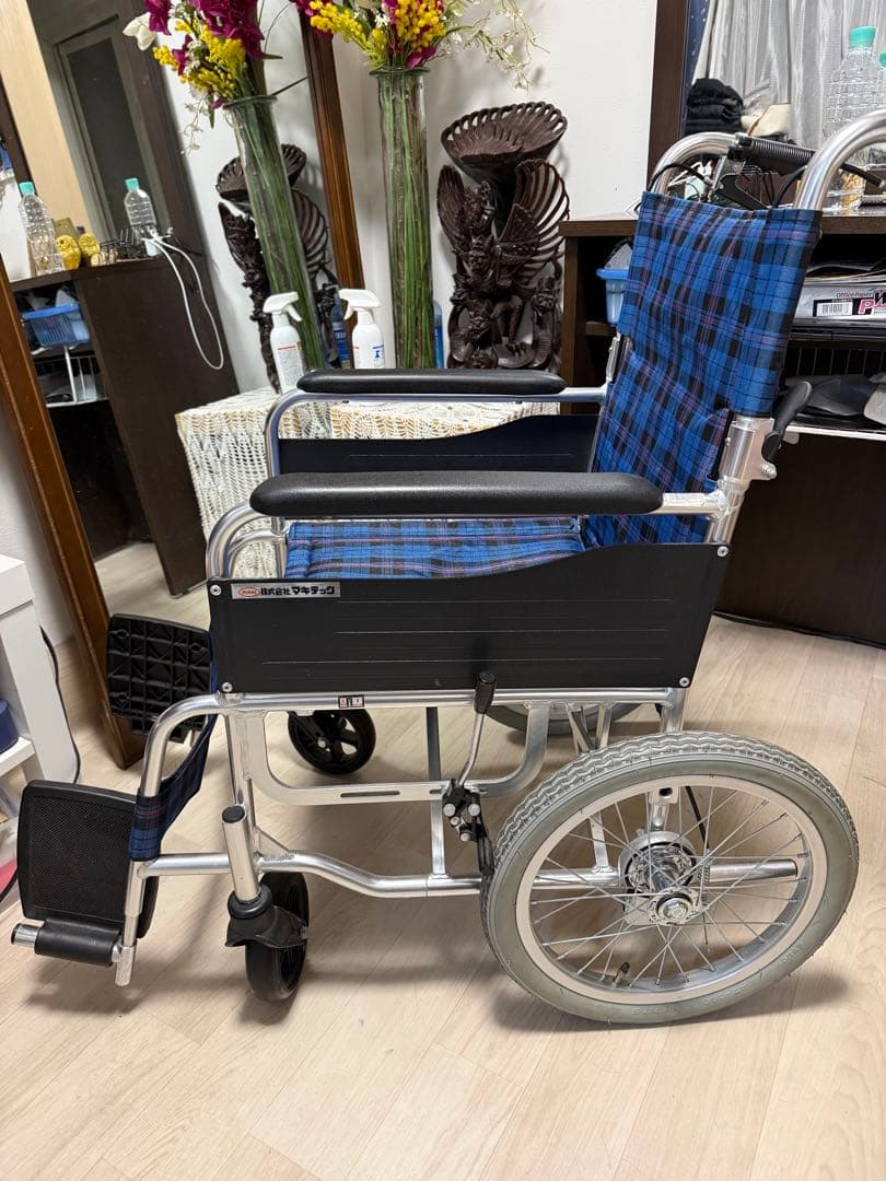 青と黒のチェック柄 介助用車椅子