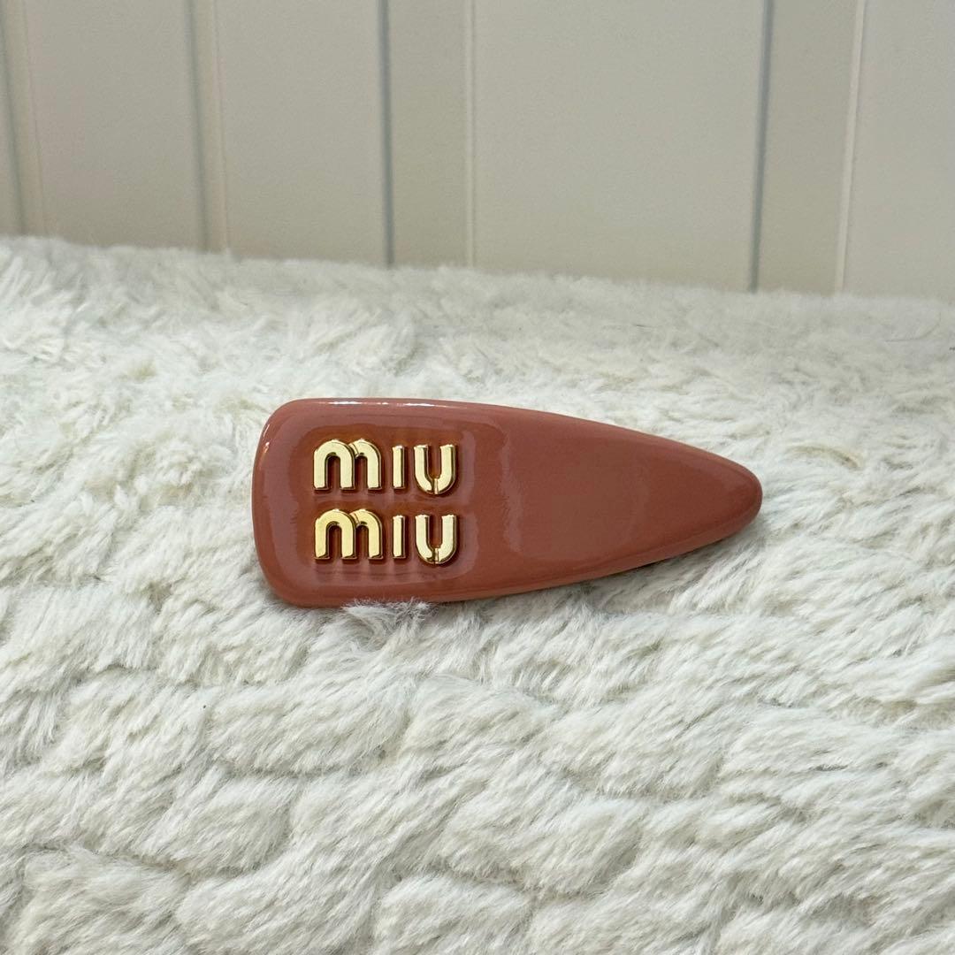 MIU MIU ピンク パテントレザー ヘアクリップ　バレッタ