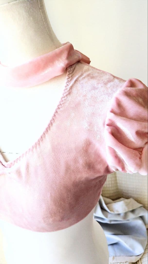 Ｓ～Ｍサイズ／可愛いベビーピンククラッシュベロアのチョーカーリボン娘役レオタード