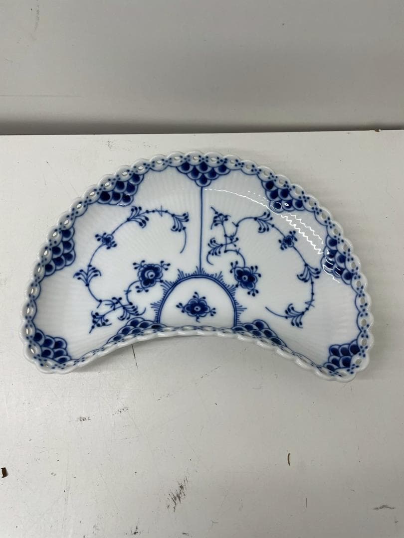 A◆ロイヤルコペンハーゲン　フルレース　1173　半月皿　ブルーフルーテッド　皿