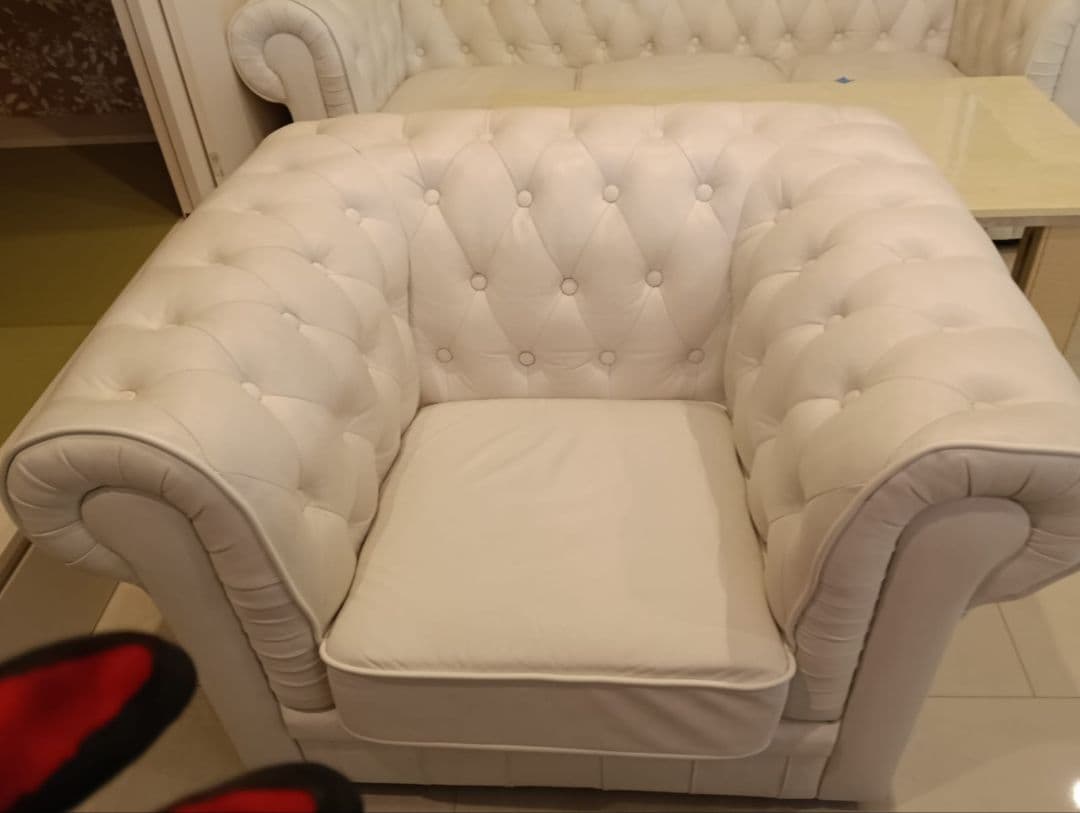 ホワイトレザー チェスターフィールドソファセット