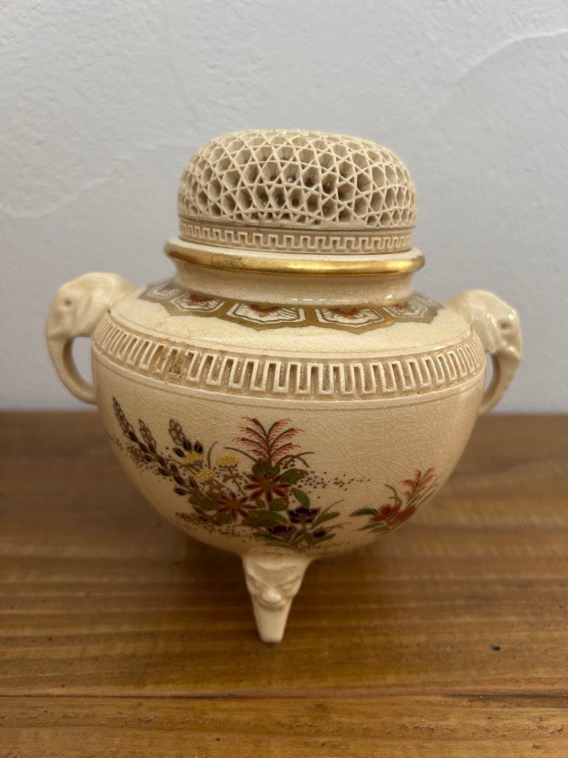 薩摩焼　香炉 花柄 ふた付き　白薩摩 三足 透かし蓋 箱