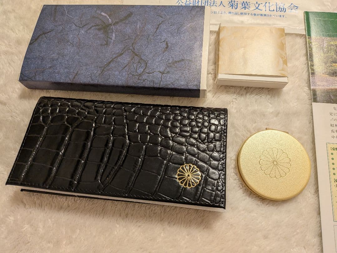 【皇居東御苑限定】黒クロコ調 長財布とゴールドのコンパクトミラー