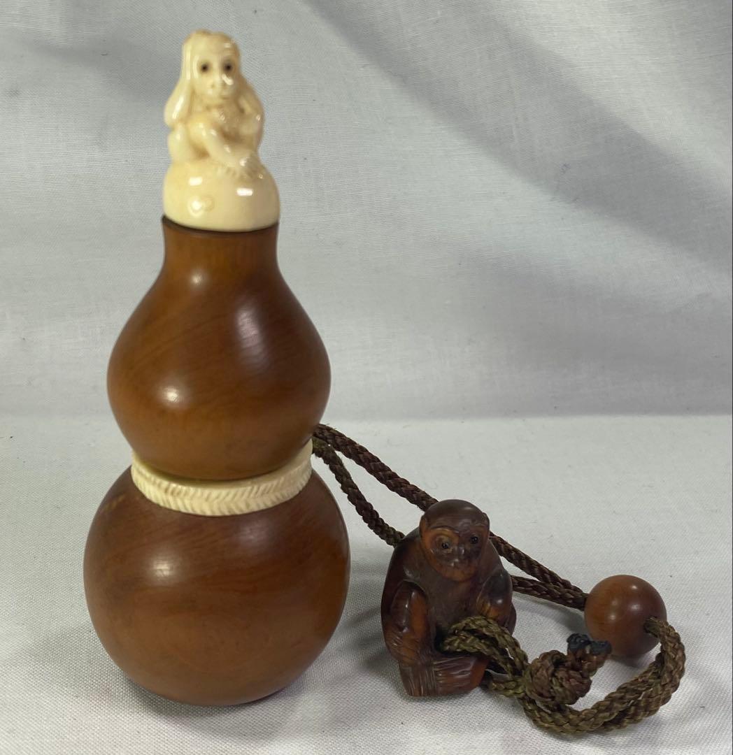印籠　柘植　瓢箪(ひようたん) カバ牙の頭部と猿の彫刻付き　黄楊繊細彫刻　木製