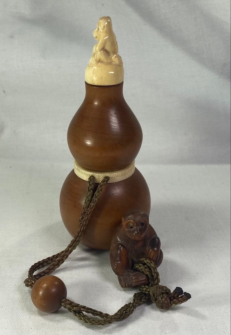 印籠　柘植　瓢箪(ひようたん) カバ牙の頭部と猿の彫刻付き　黄楊繊細彫刻　木製