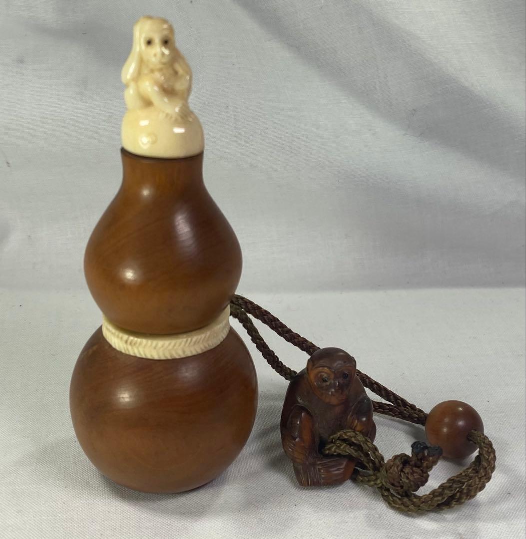 印籠　柘植　瓢箪(ひようたん) カバ牙の頭部と猿の彫刻付き　黄楊繊細彫刻　木製