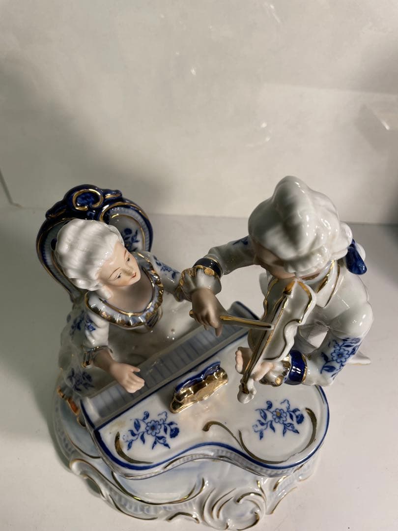 ドレスデン風 ロココ調 陶器フィギュリン 貴族男女 ピアノとヴァイオリン装飾置物