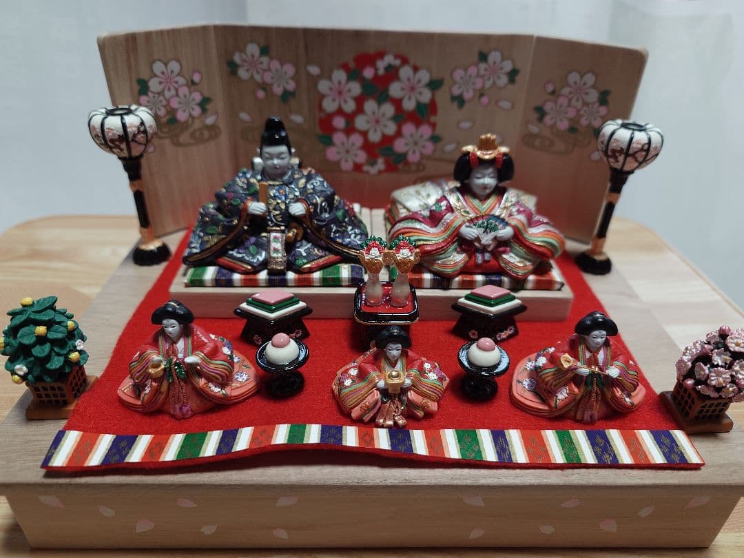 伝統的な雛人形セット